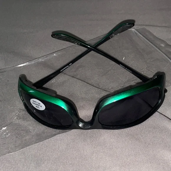 Sleek Black Sunglasses with Metallic Green Temples & Arms - Picture 4 of 6